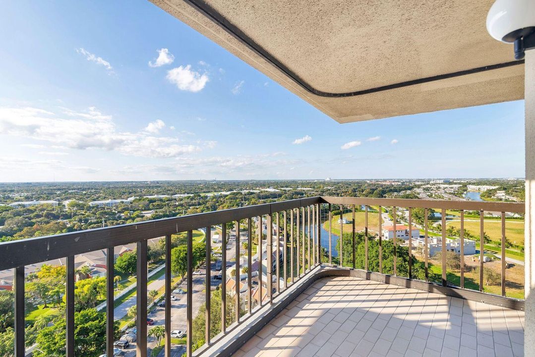 En Venta: $695,000 (3 camas, 3 baños, 2250 Pies cuadrados)