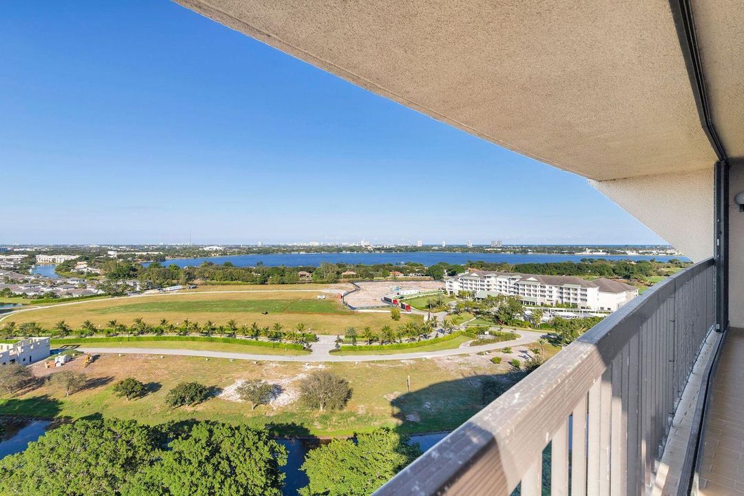 En Venta: $695,000 (3 camas, 3 baños, 2250 Pies cuadrados)