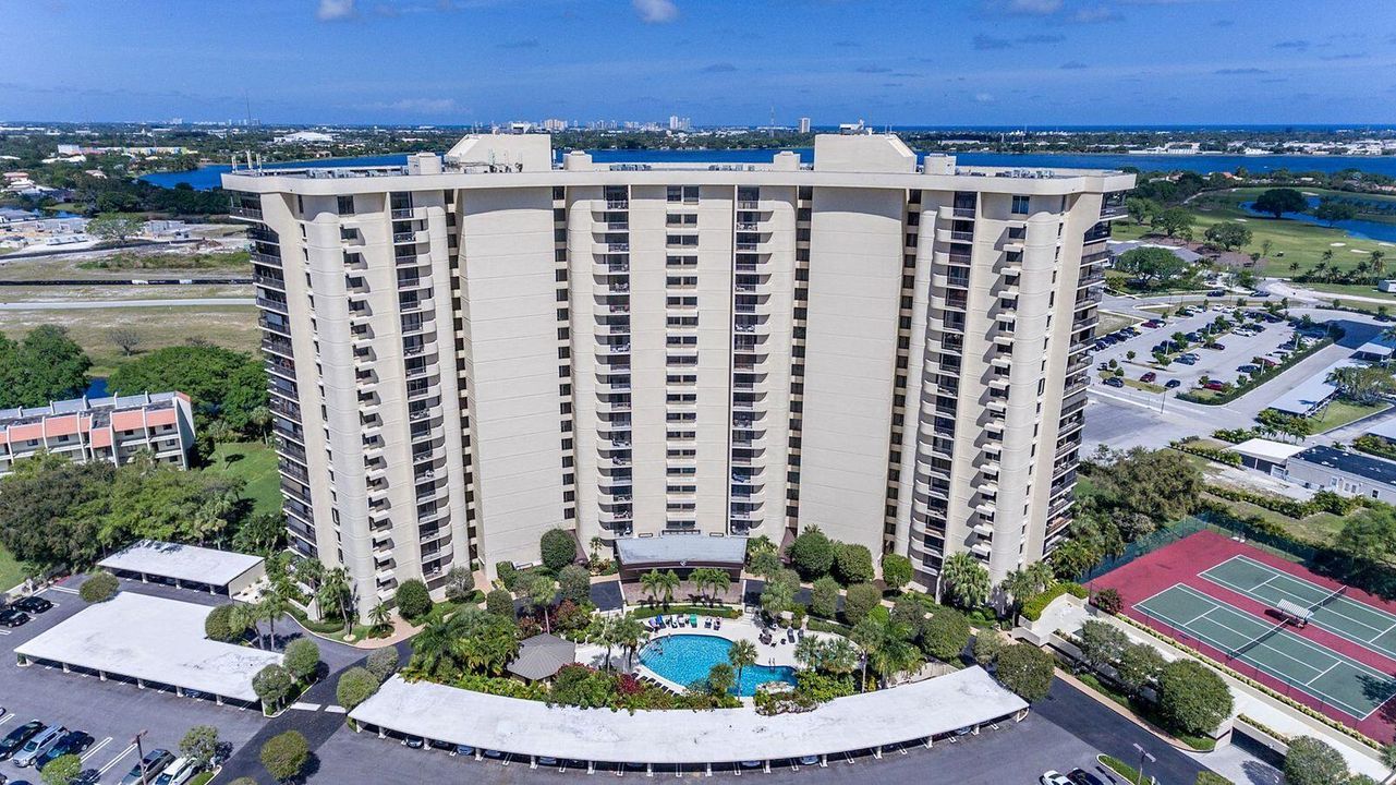 En Venta: $695,000 (3 camas, 3 baños, 2250 Pies cuadrados)