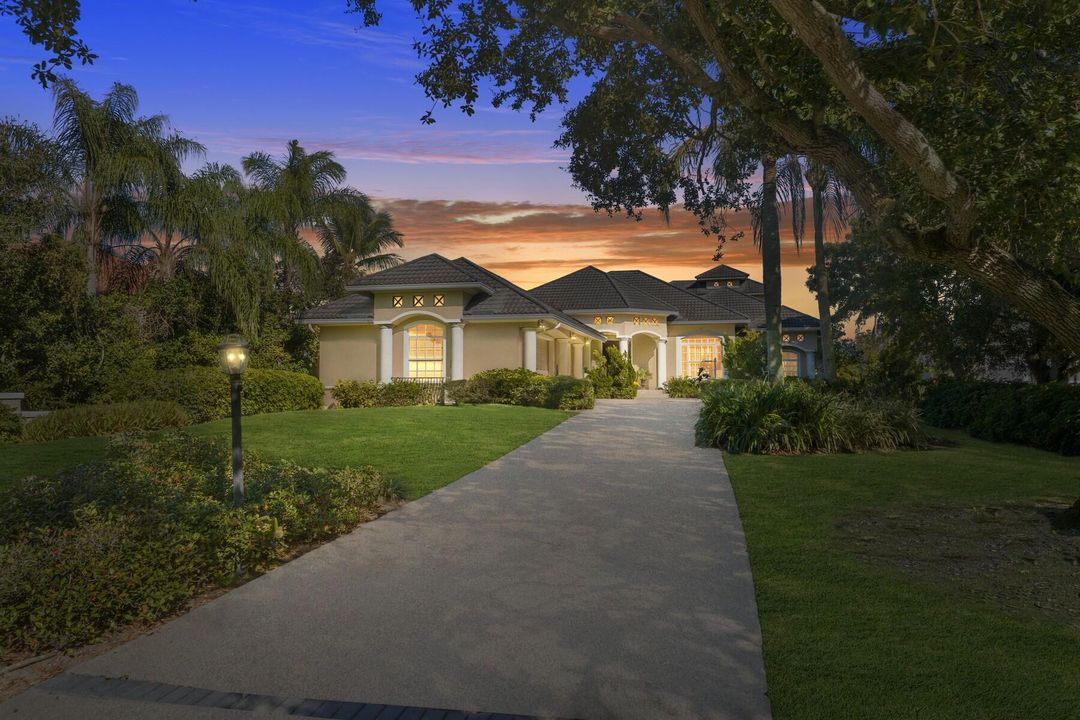 For Sale: $1,835,000 (4 beds, 4 baths, 3400 Square Feet)