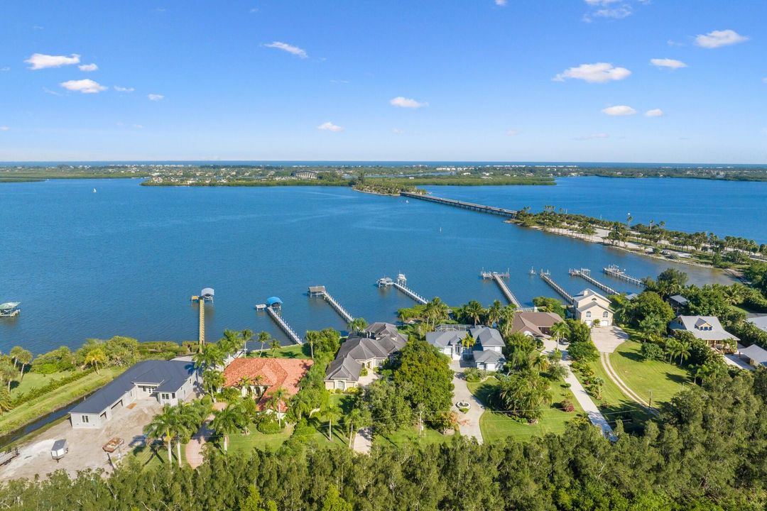 For Sale: $1,835,000 (4 beds, 4 baths, 3400 Square Feet)