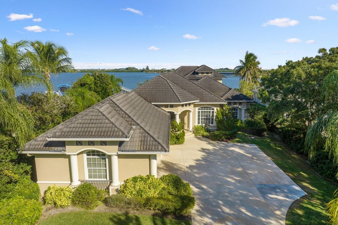 For Sale: $1,835,000 (4 beds, 4 baths, 3400 Square Feet)