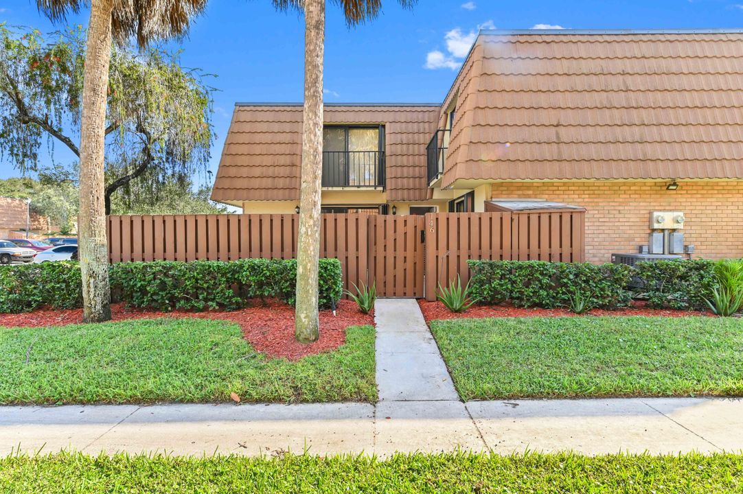 合同活跃: $2,400 (2 贝兹, 2 浴室, 1236 平方英尺)