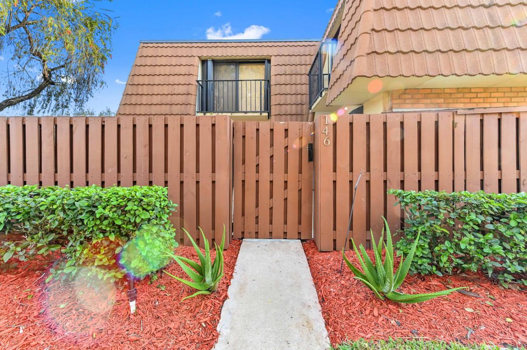 合同活跃: $2,400 (2 贝兹, 2 浴室, 1236 平方英尺)