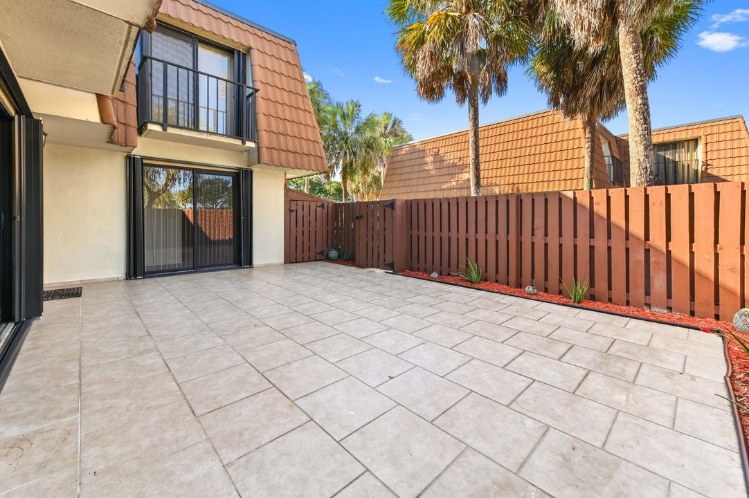 合同活跃: $2,400 (2 贝兹, 2 浴室, 1236 平方英尺)