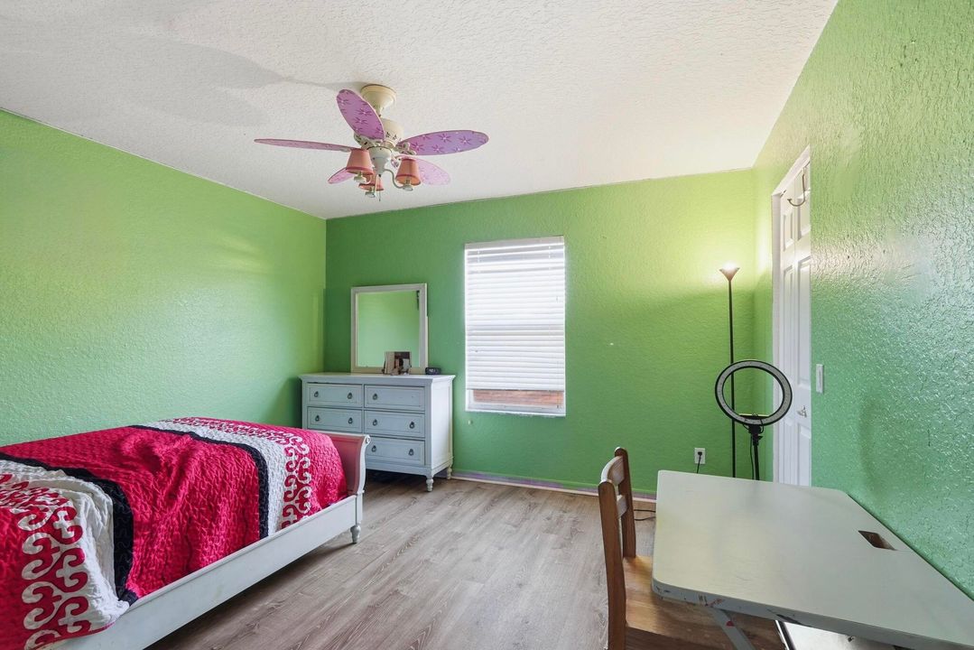 For Sale: $585,000 (6 beds, 4 baths, 3576 Square Feet)