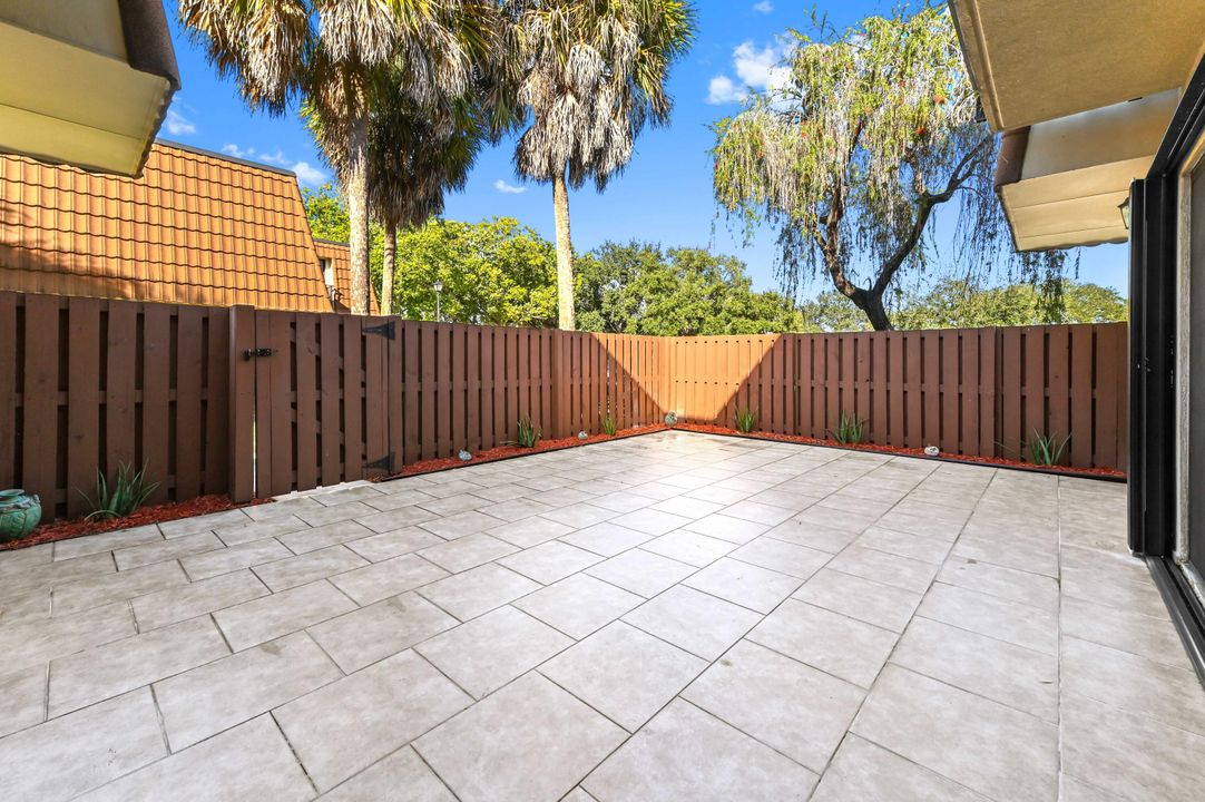 合同活跃: $2,400 (2 贝兹, 2 浴室, 1236 平方英尺)