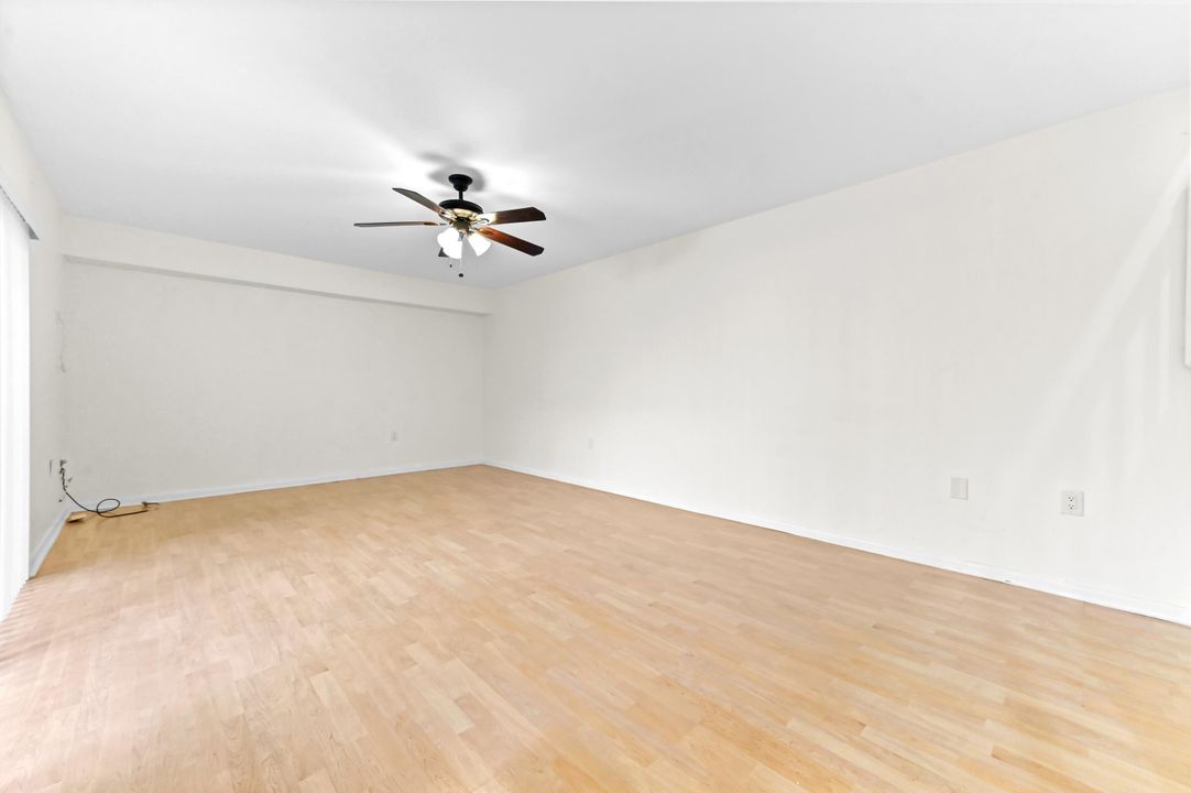 合同活跃: $2,400 (2 贝兹, 2 浴室, 1236 平方英尺)