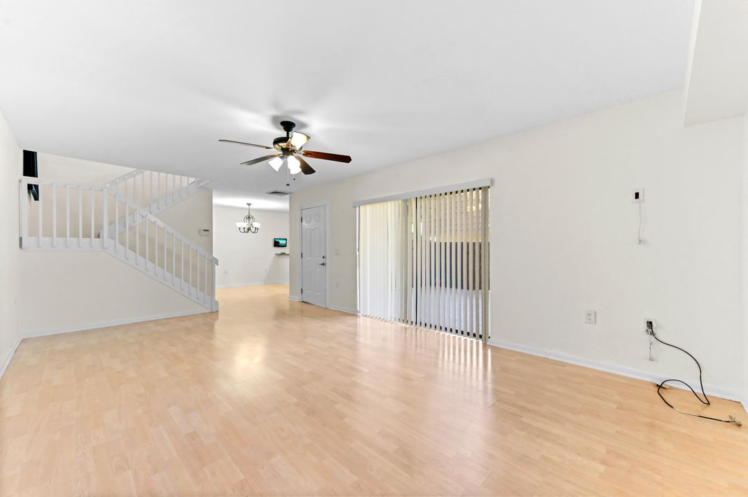 合同活跃: $2,400 (2 贝兹, 2 浴室, 1236 平方英尺)