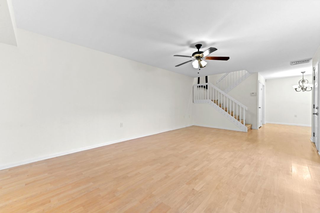 合同活跃: $2,400 (2 贝兹, 2 浴室, 1236 平方英尺)