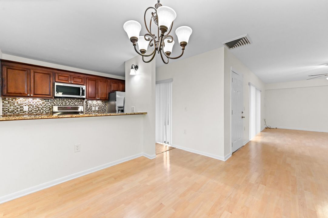 合同活跃: $2,400 (2 贝兹, 2 浴室, 1236 平方英尺)