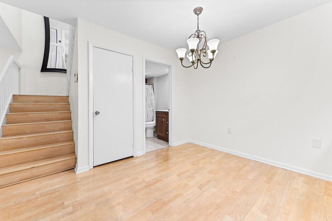 合同活跃: $2,400 (2 贝兹, 2 浴室, 1236 平方英尺)