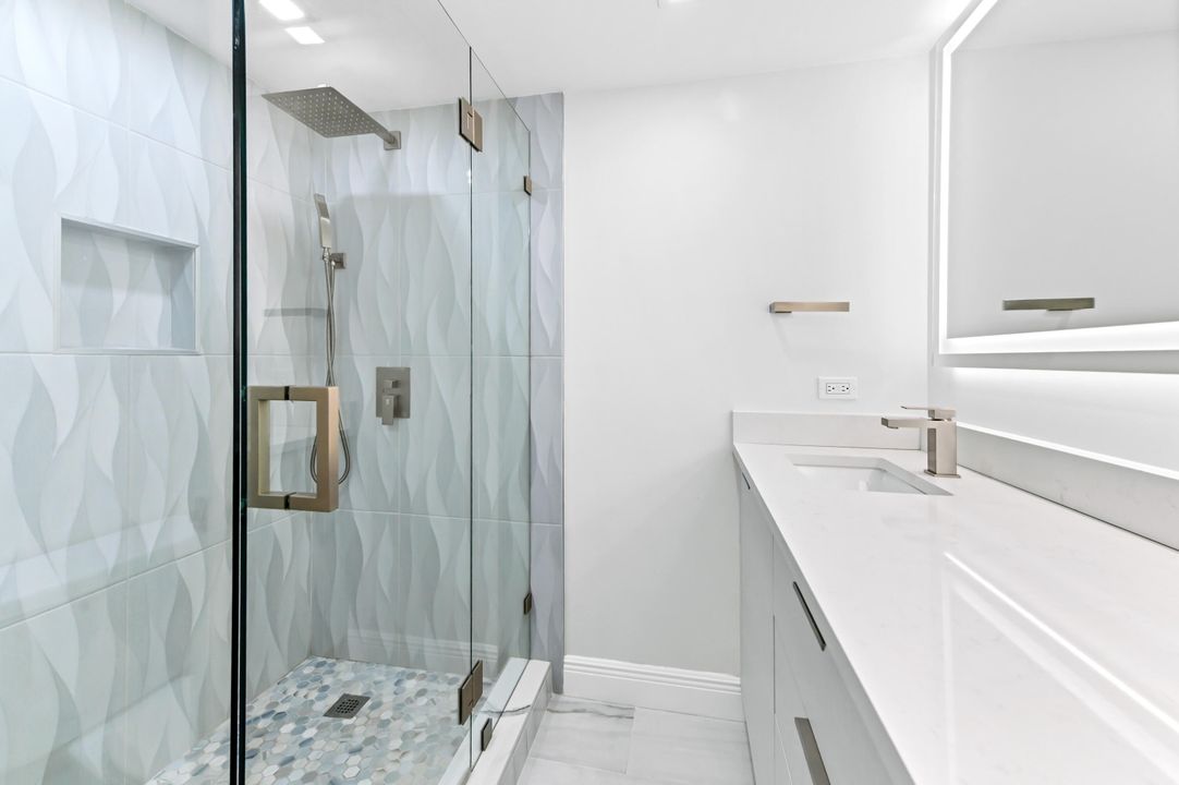 合同活跃: $2,400 (2 贝兹, 2 浴室, 1236 平方英尺)