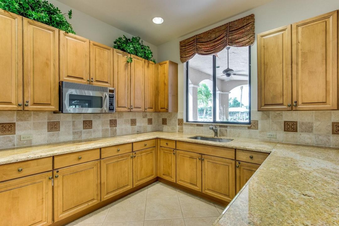 For Sale: $829,000 (4 beds, 3 baths, 2495 Square Feet)