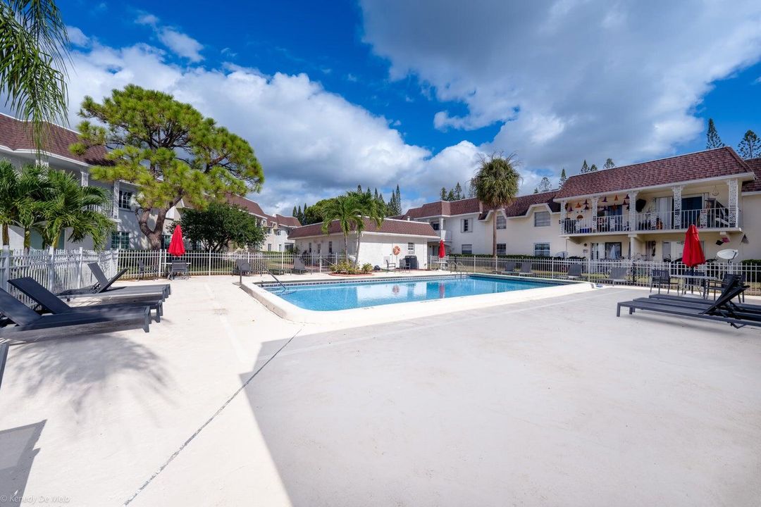 For Sale: $217,000 (2 beds, 2 baths, 1056 Square Feet)