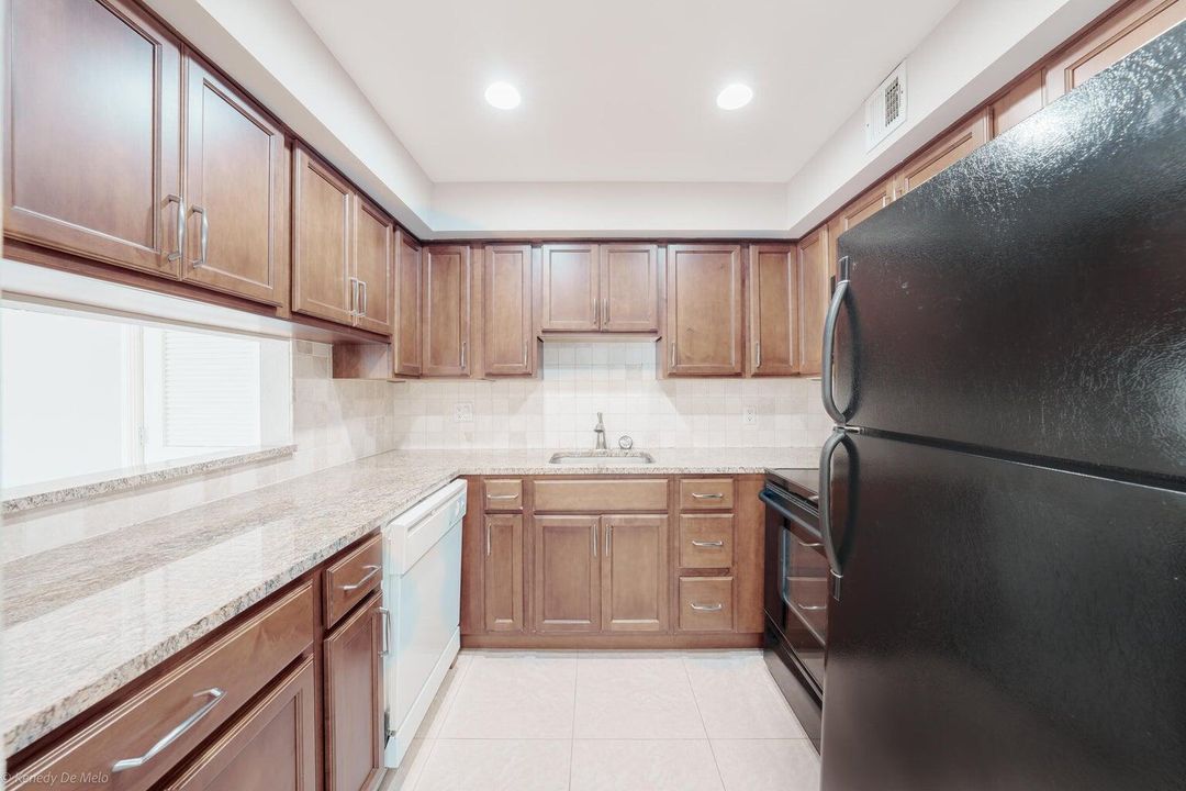 For Sale: $217,000 (2 beds, 2 baths, 1056 Square Feet)