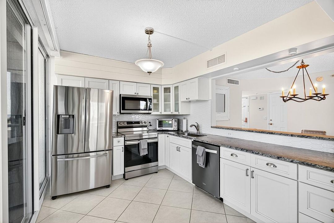 For Sale: $725,000 (2 beds, 2 baths, 1112 Square Feet)