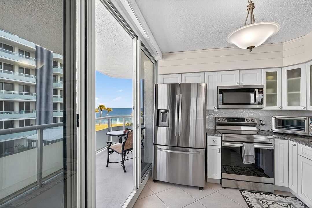 For Sale: $725,000 (2 beds, 2 baths, 1112 Square Feet)