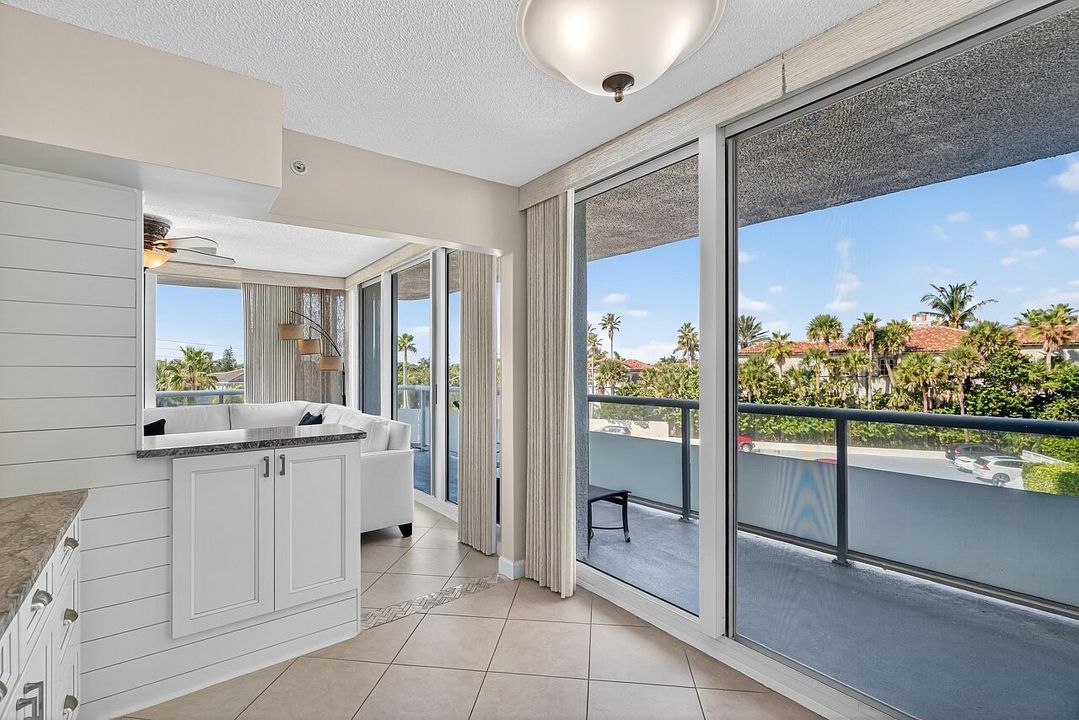 For Sale: $725,000 (2 beds, 2 baths, 1112 Square Feet)