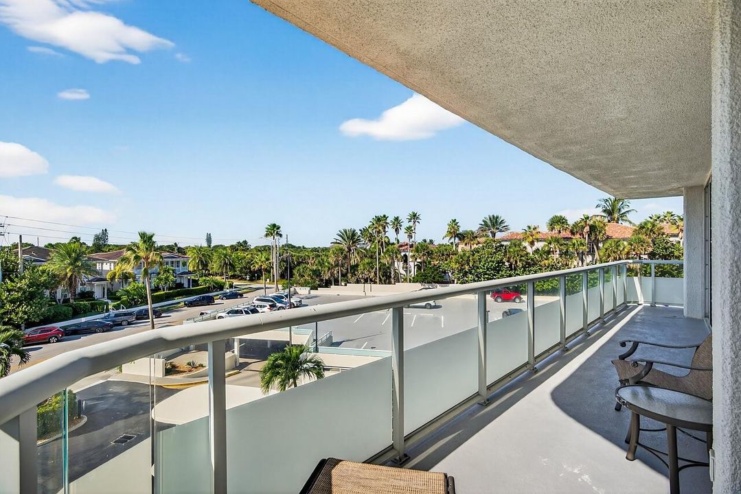 For Sale: $725,000 (2 beds, 2 baths, 1112 Square Feet)