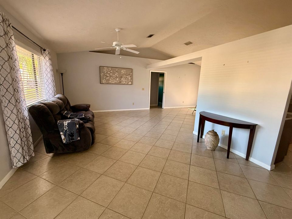 Activo con contrato: $359,900 (3 camas, 3 baños, 1486 Pies cuadrados)