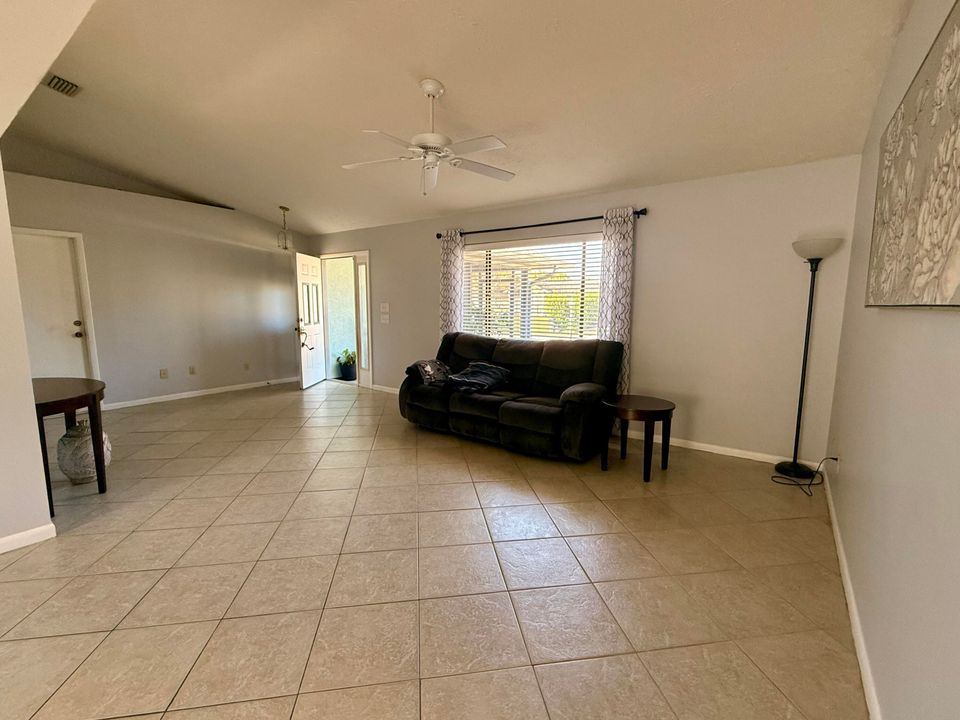 Activo con contrato: $359,900 (3 camas, 3 baños, 1486 Pies cuadrados)