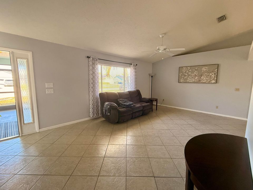 Activo con contrato: $359,900 (3 camas, 3 baños, 1486 Pies cuadrados)