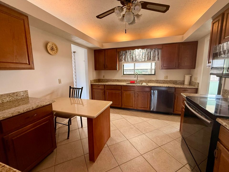 Activo con contrato: $359,900 (3 camas, 3 baños, 1486 Pies cuadrados)