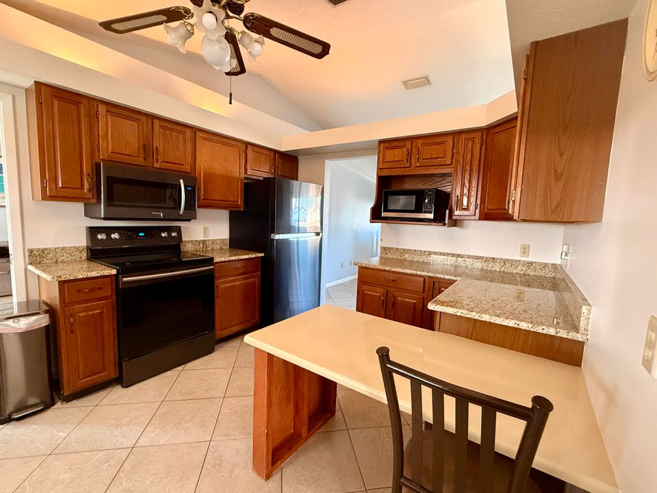 Activo con contrato: $359,900 (3 camas, 3 baños, 1486 Pies cuadrados)