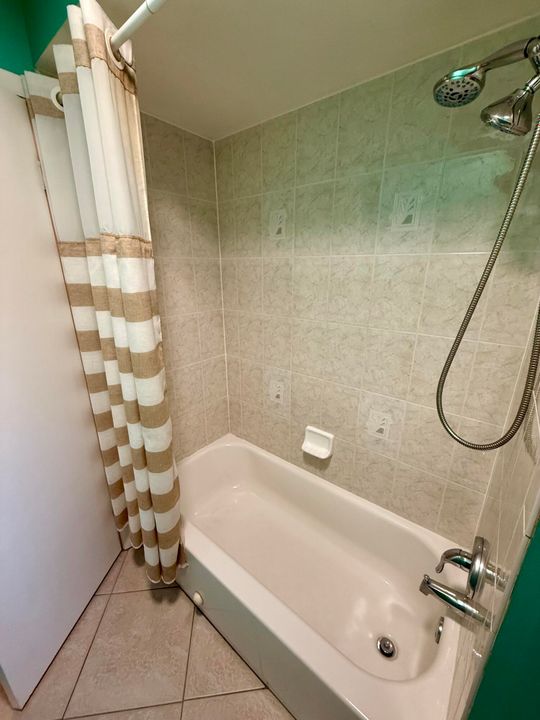 Activo con contrato: $359,900 (3 camas, 3 baños, 1486 Pies cuadrados)