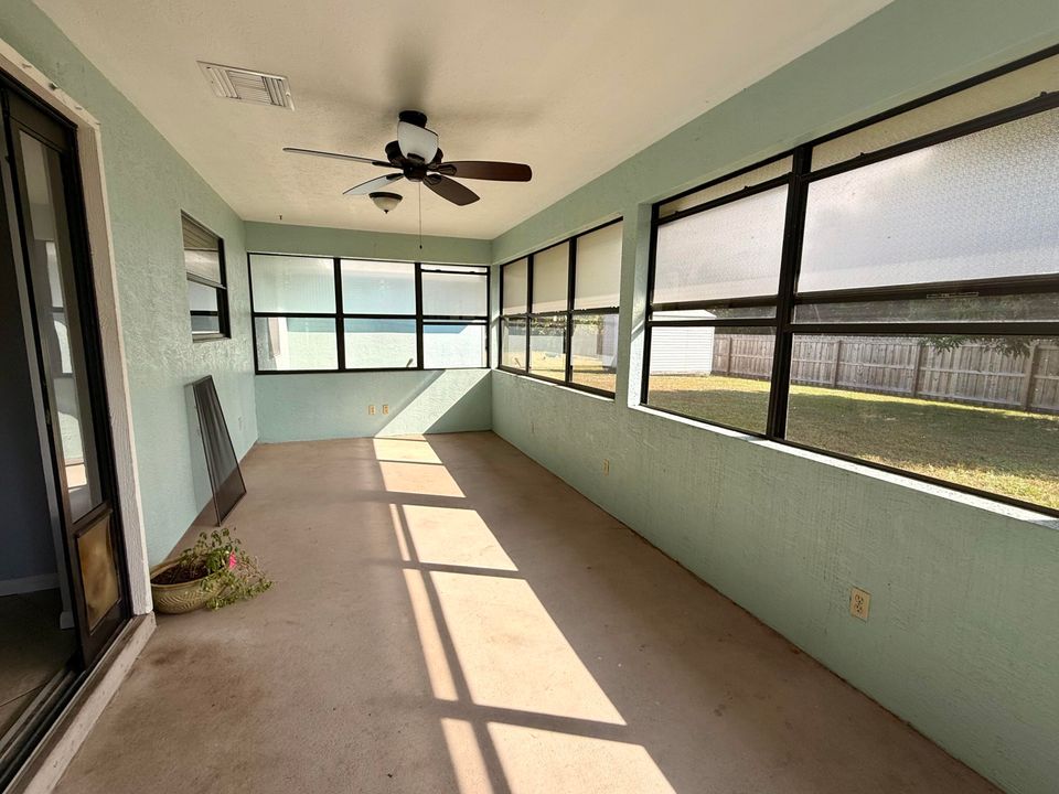 Activo con contrato: $359,900 (3 camas, 3 baños, 1486 Pies cuadrados)