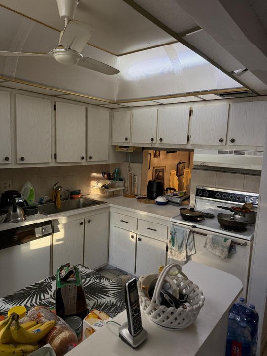 На продажу: $132,000 (2 спален, 2 ванн, 905 Квадратных фут)