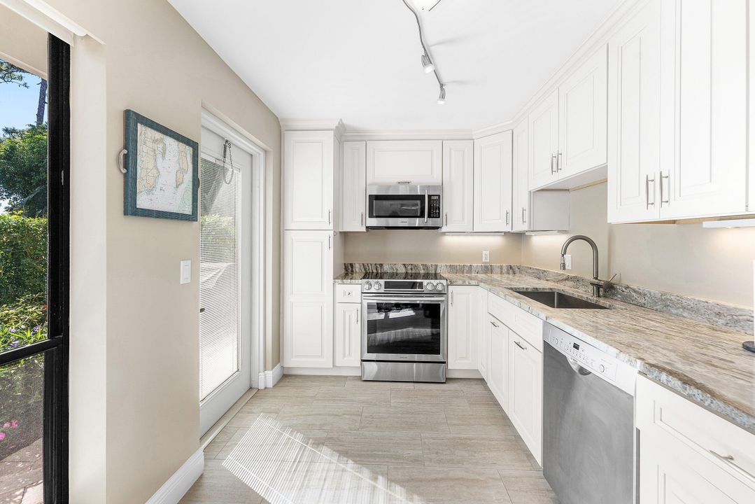 На продажу: $399,000 (2 спален, 2 ванн, 1300 Квадратных фут)