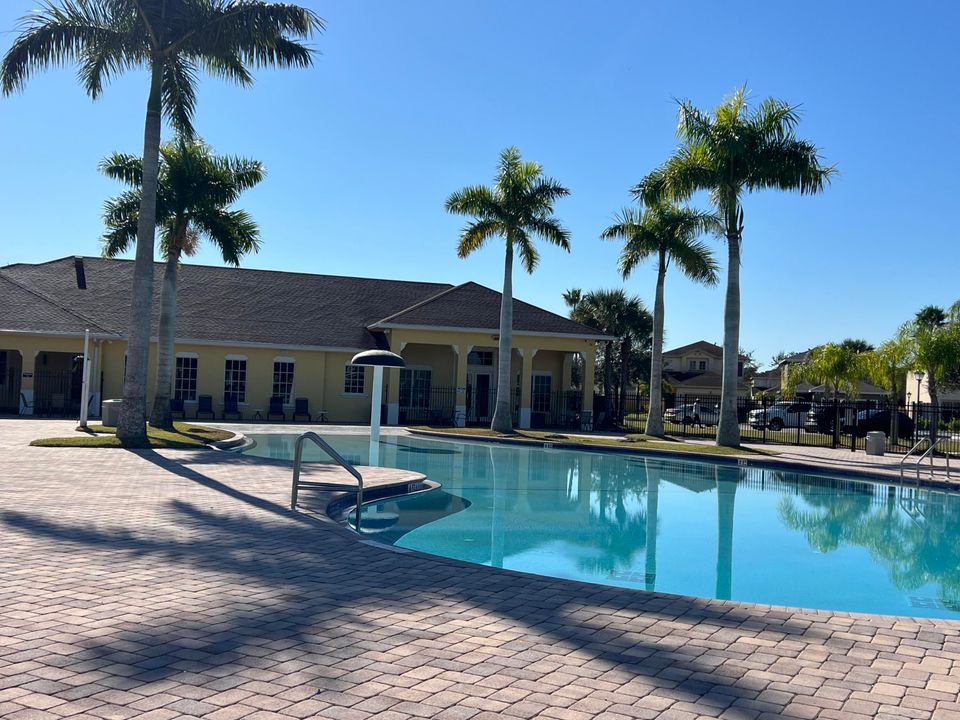 出租: $2,330 (4 贝兹, 2 浴室, 1528 平方英尺)