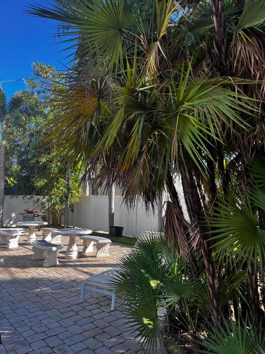 For Rent: $2,250 (1 beds, 4 baths, 2400 Square Feet)