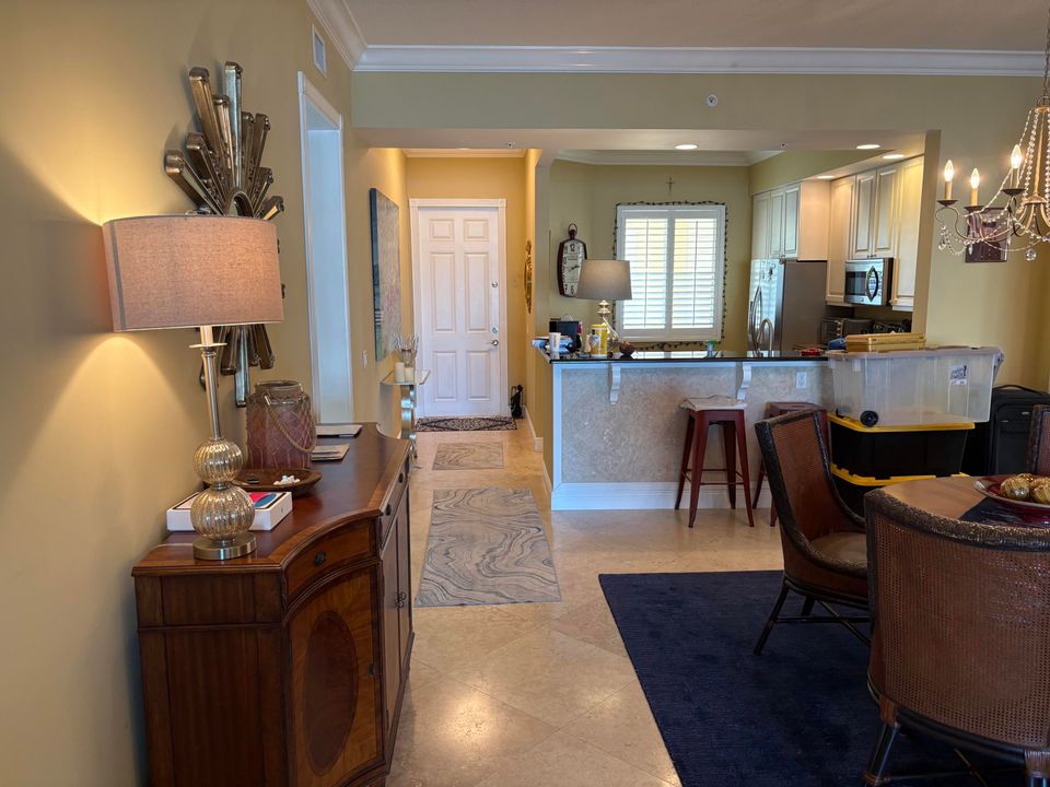 出租: $4,750 (2 贝兹, 2 浴室, 1989 平方英尺)