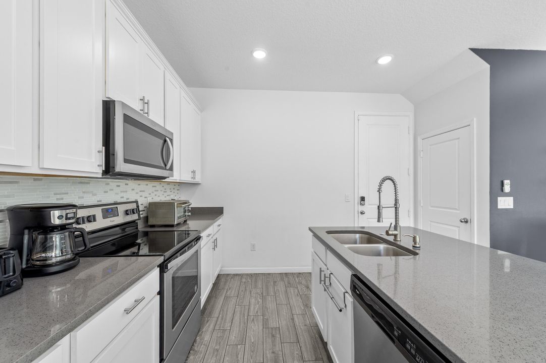 For Sale: $549,900 (3 beds, 2 baths, 1692 Square Feet)