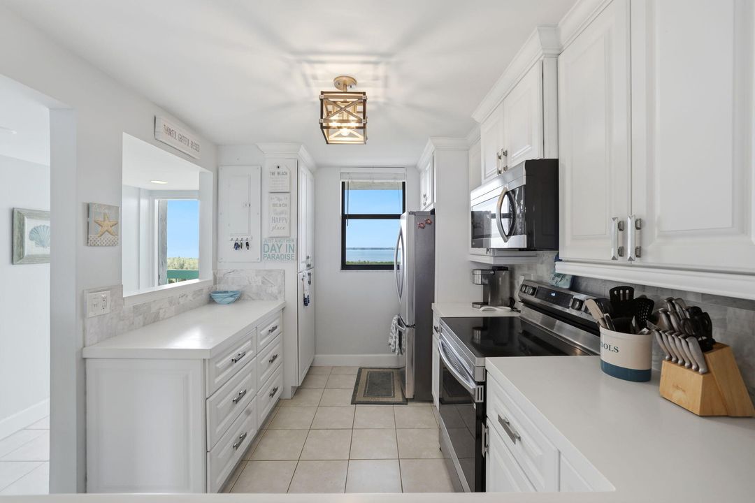 For Rent: $4,200 (2 beds, 2 baths, 1023 Square Feet)