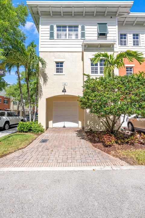 For Sale: $480,000 (3 beds, 3 baths, 1988 Square Feet)