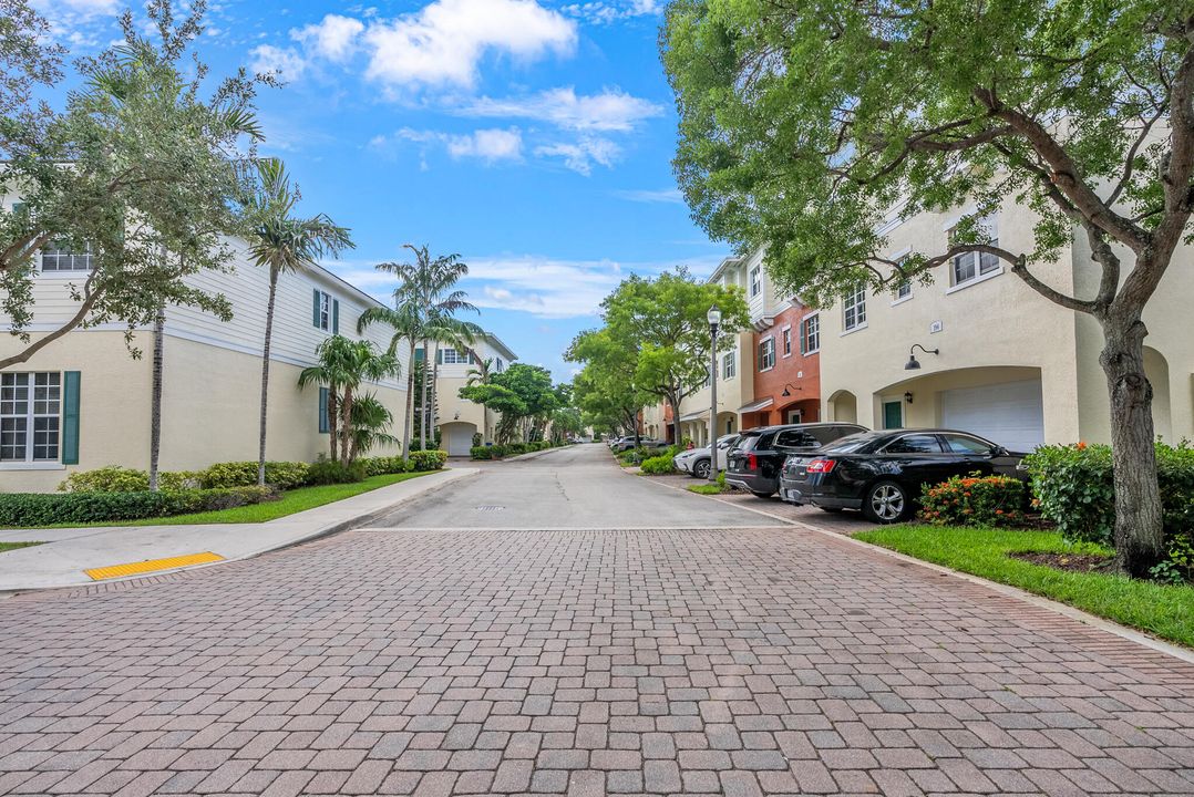 For Sale: $480,000 (3 beds, 3 baths, 1988 Square Feet)