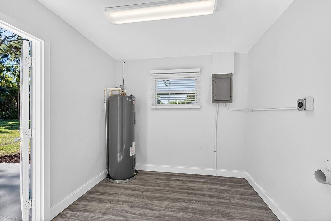 Active With Contract: $295,000 (3 beds, 2 baths, 1325 Square Feet)