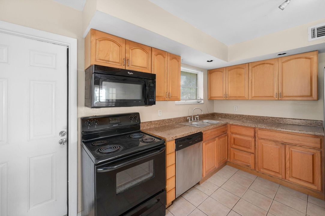 For Sale: $280,577 (3 beds, 2 baths, 1324 Square Feet)