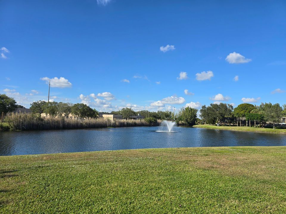 合同活跃: $2,200 (2 贝兹, 2 浴室, 1236 平方英尺)