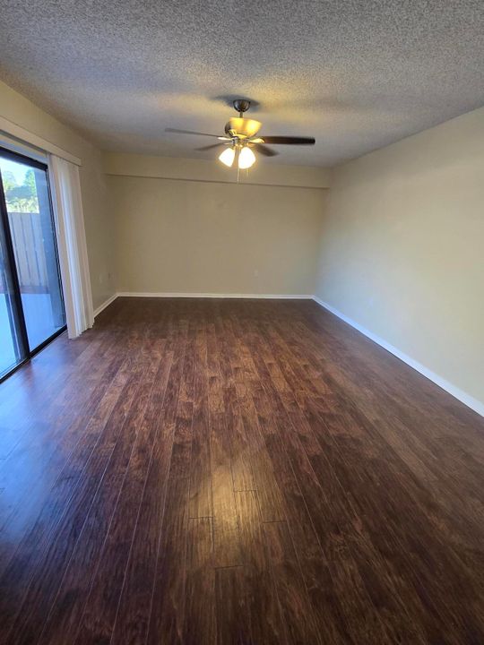 合同活跃: $2,200 (2 贝兹, 2 浴室, 1236 平方英尺)