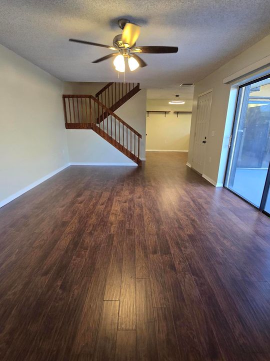 合同活跃: $2,200 (2 贝兹, 2 浴室, 1236 平方英尺)