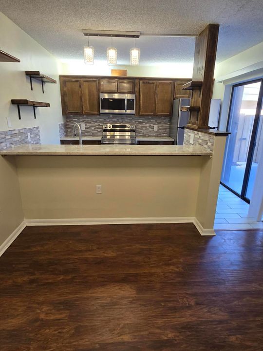 合同活跃: $2,200 (2 贝兹, 2 浴室, 1236 平方英尺)