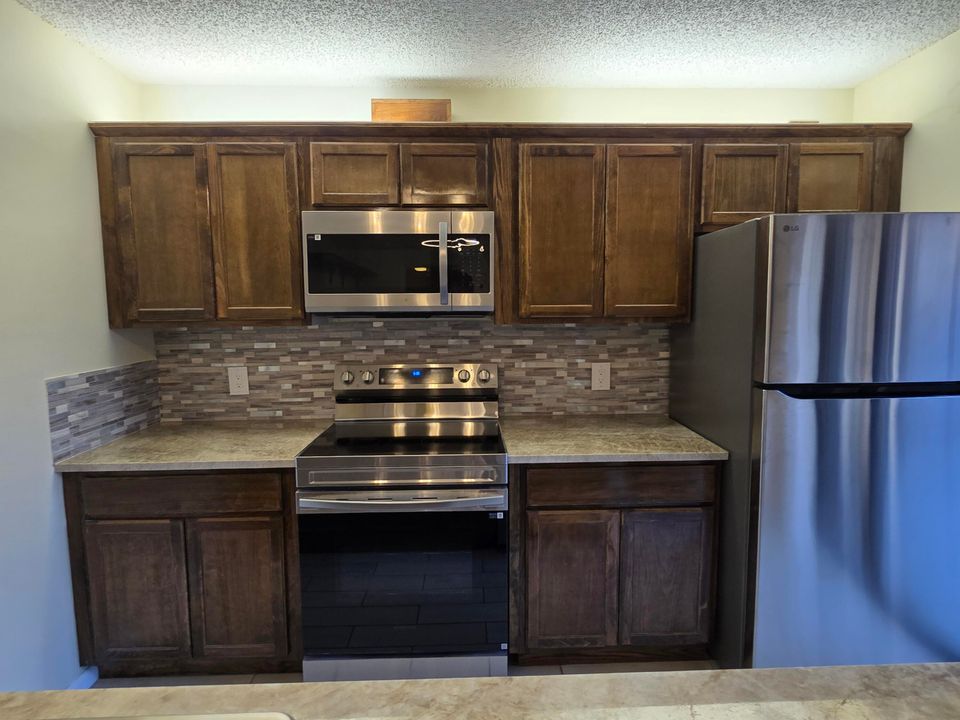 合同活跃: $2,200 (2 贝兹, 2 浴室, 1236 平方英尺)