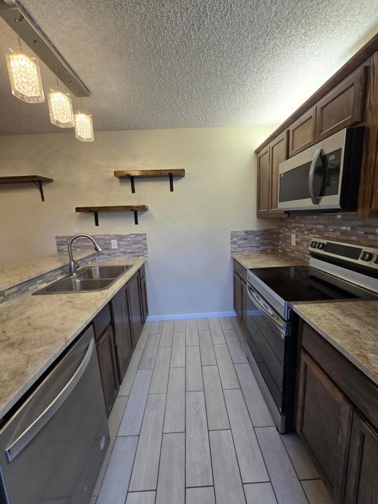 合同活跃: $2,200 (2 贝兹, 2 浴室, 1236 平方英尺)