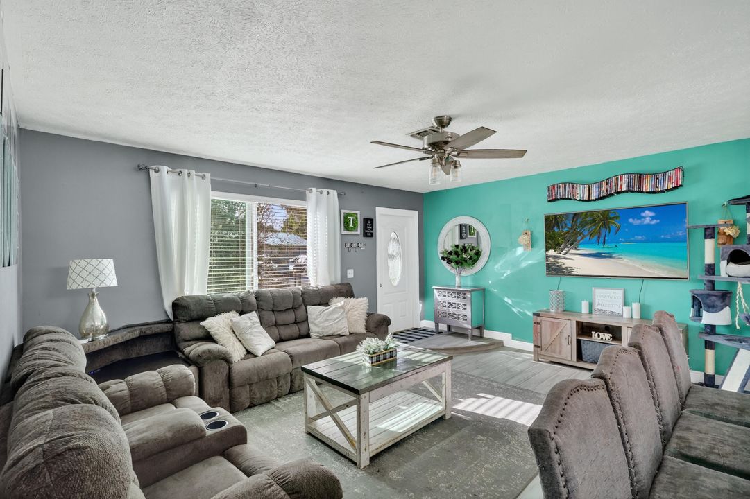 En Venta: $360,000 (3 camas, 2 baños, 1296 Pies cuadrados)