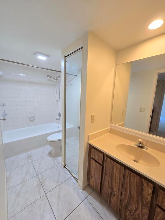 合同活跃: $2,200 (2 贝兹, 2 浴室, 1236 平方英尺)